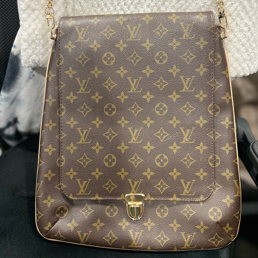Louis Vuitton Crossbody Messenger Bag-Iconic Monogram and customized hardware